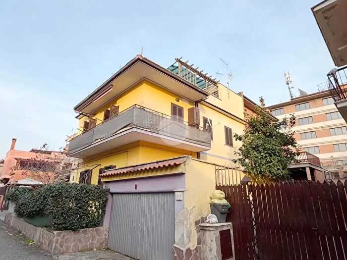 Appartamento trilocale in vendita in Via Nicola da Guardiagrele, Roma