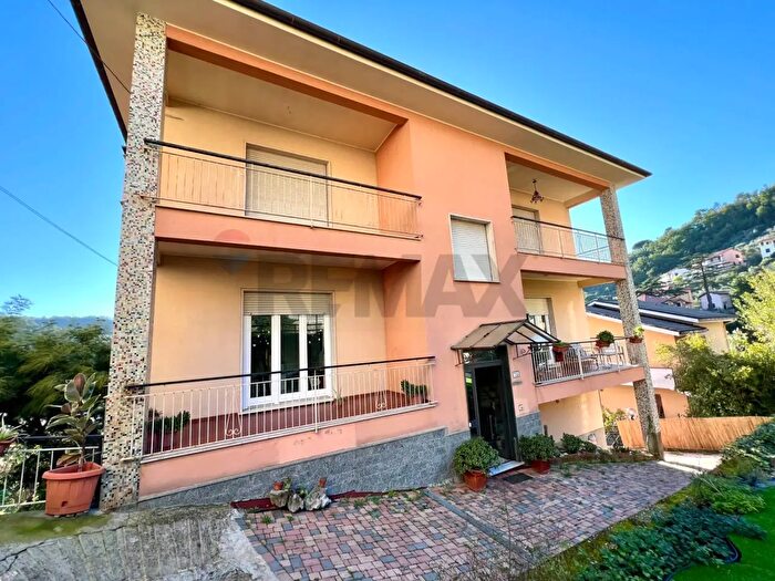 Appartamento con 7 locali in vendita in Castiglione Chiavarese