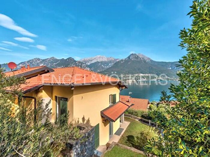 Casa con 5 locali in vendita in Oliveto Lario
