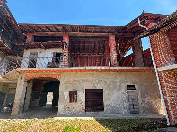 Casa con 6 locali in vendita in Fara Novarese