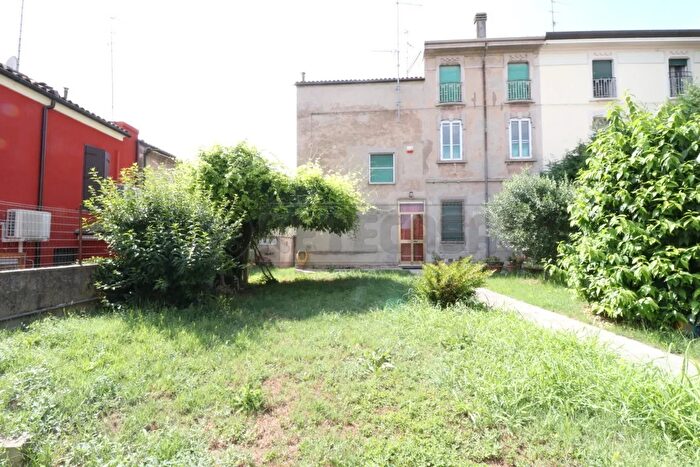 Casa con 10 locali in vendita in Bondeno