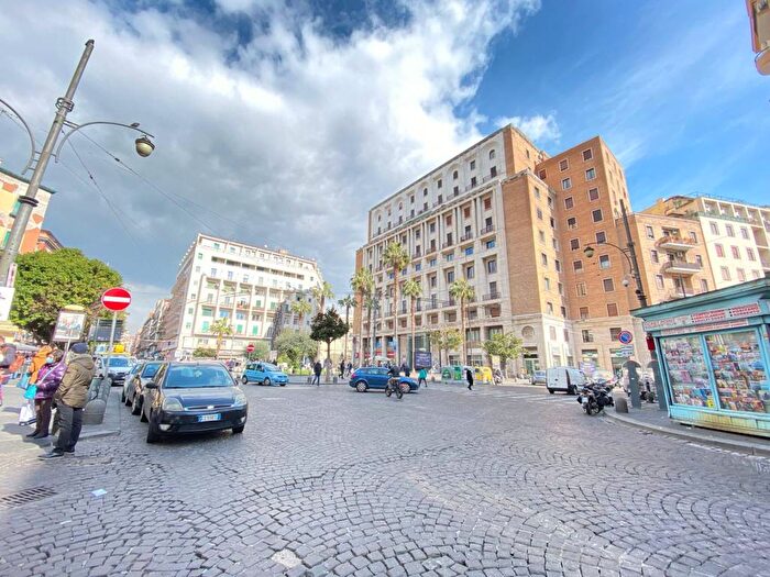 Appartamento trilocale in affitto in Via Giuseppe Simonelli, Monte Santo, Napoli