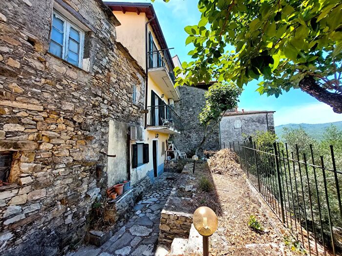 Casa con 8 locali in vendita in Via Umberto I, Chiusanico