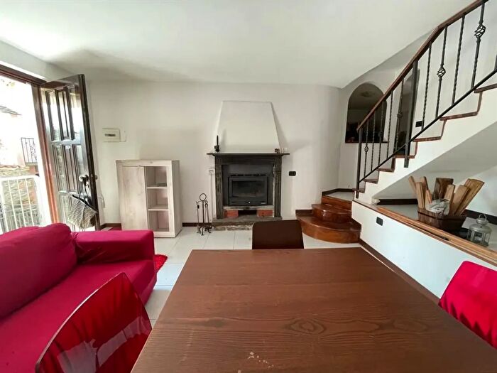 Appartamento trilocale in vendita in Via Garibaldi, Cuasso Al Monte