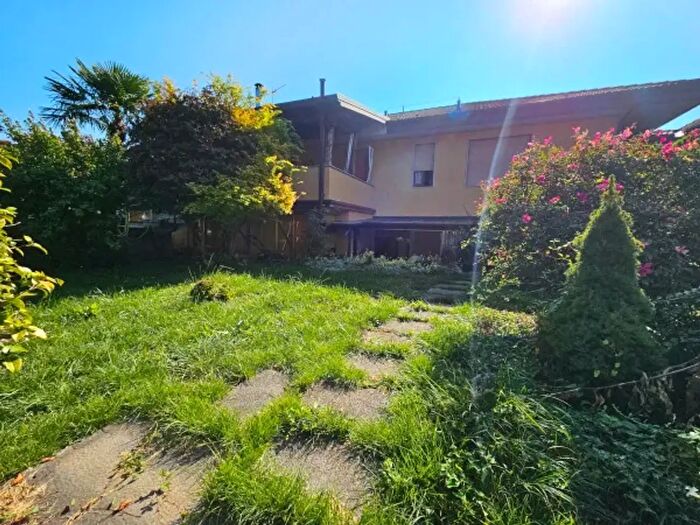 Appartamento trilocale in vendita in Via Novembre, Vertova
