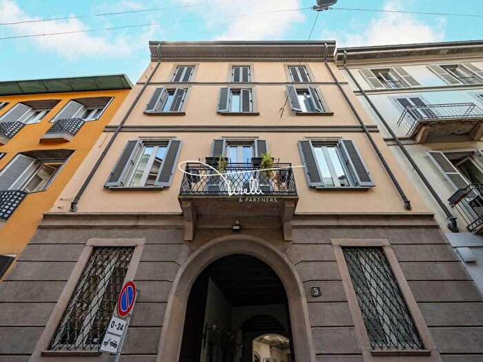 Appartamento quadrilocale in affitto in Via Rovello, Duomo, Milano