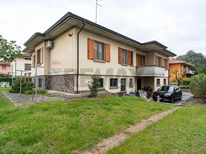 Casa con 11 locali in vendita in Via Luxemburg, Collecchio