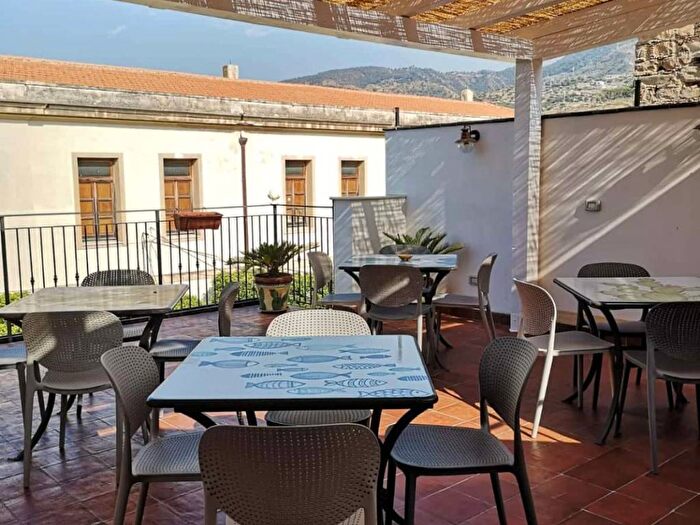 Appartamento bilocale in affitto in Via Borgo, Santo Stefano di Camastra