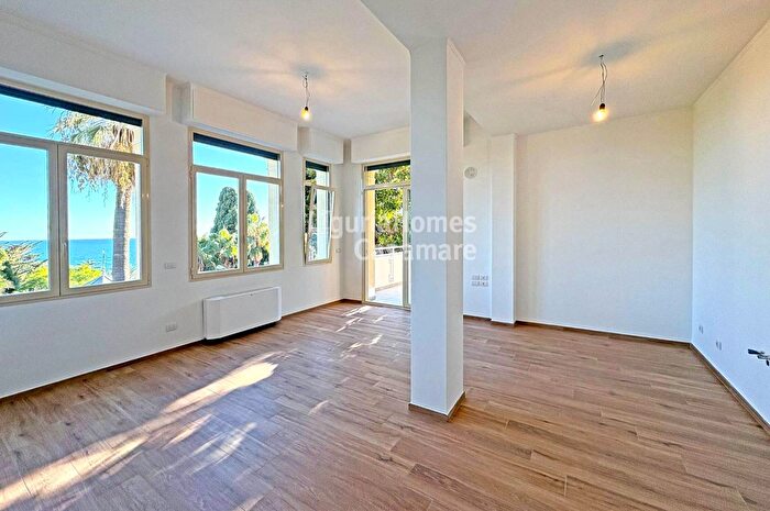 Appartamento con 5 locali in vendita in Strada Privata Peiranze, Sanremo