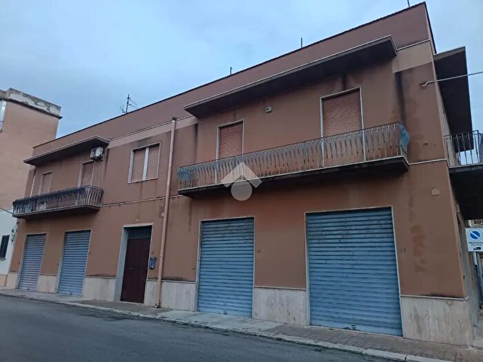 Casa con 9 locali in vendita in Via Due Giugno, Erice
