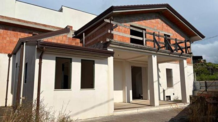 Casa quadrilocale in vendita in Stretto Garrisi, Barcellona Pozzo Di Gotto