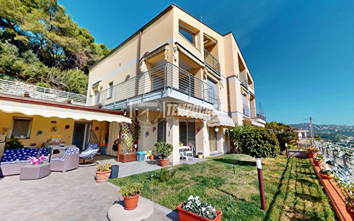 Appartamento trilocale in vendita in Andora