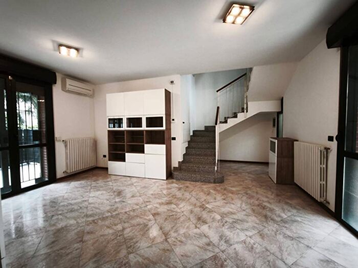 Casa quadrilocale in affitto in Via Emilia Est, Musicisti, Modena