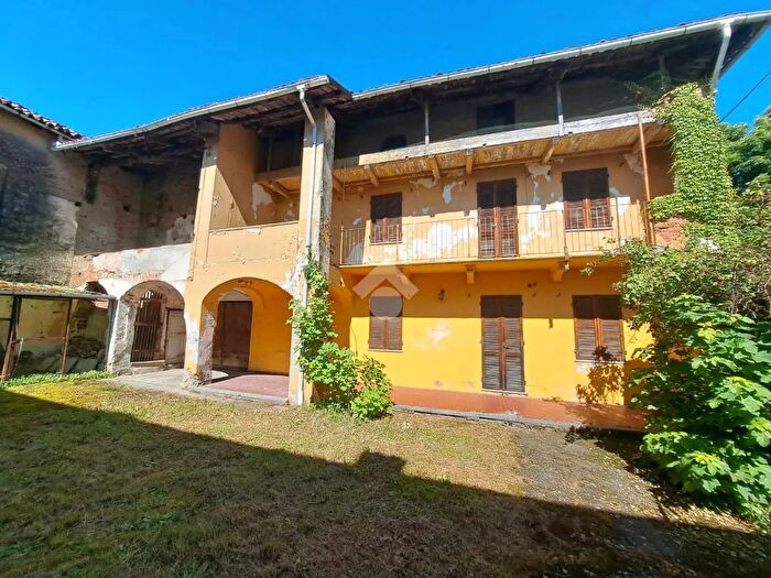 Casa con 8 locali in vendita in Via Campasso, Piverone