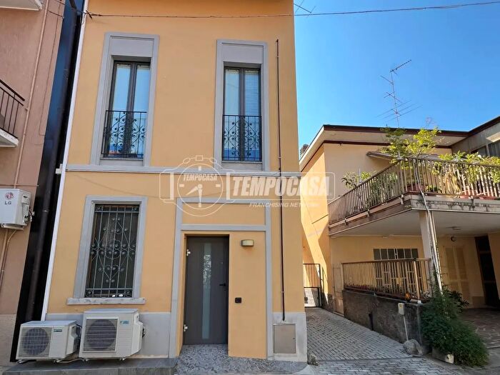 Casa bilocale in vendita in Via Roma, Lonate Pozzolo