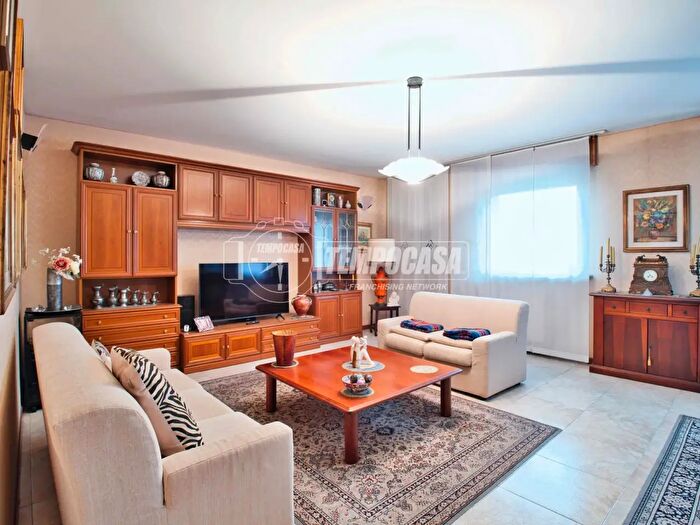 Appartamento con 5 locali in vendita in Via Giulio Biglieri, Novara