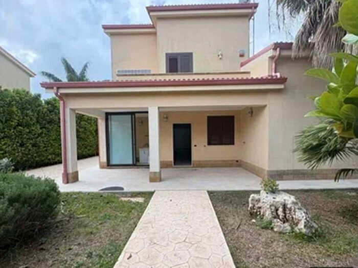 Casa con 5 locali in affitto in Via Monte Cervino, Epipoli, Siracusa