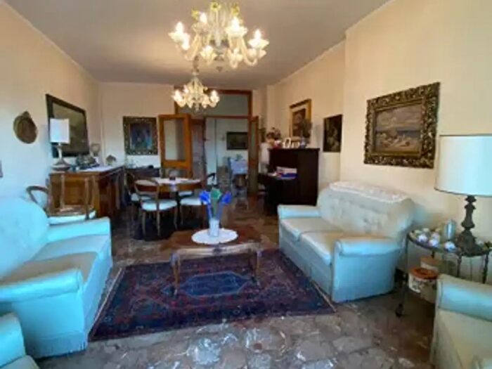 Appartamento con 5 locali in vendita in Via Leopoldo Nobili, Modena