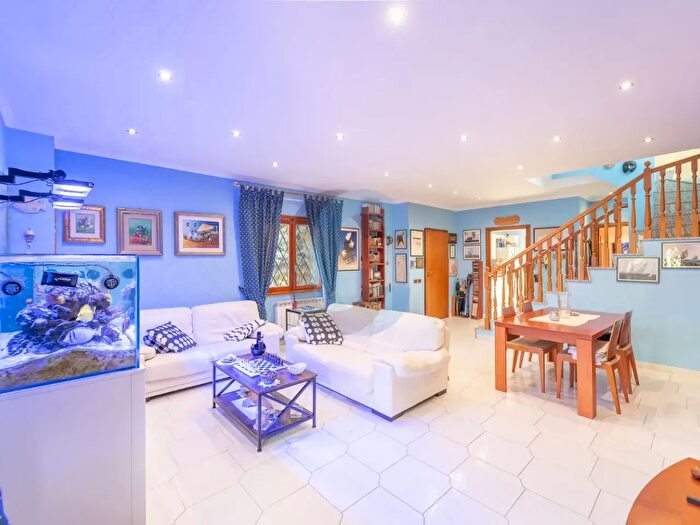 Casa con 8 locali in vendita in Via delle Vigne di Morena, Roma