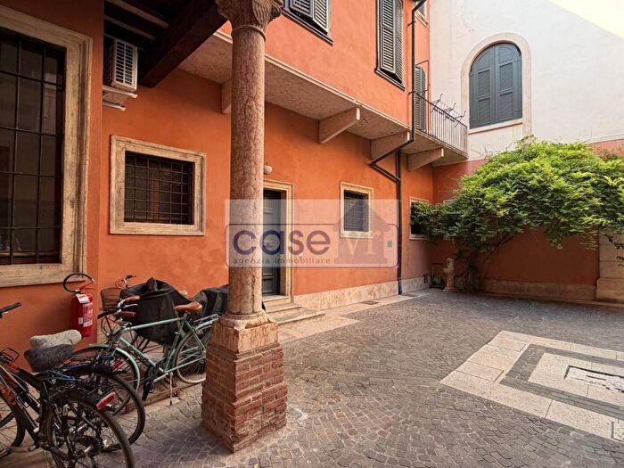 Appartamento trilocale in affitto in Via Duomo, Centro Storico, Verona