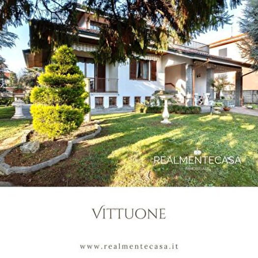 Casa con 6 locali in vendita in Via Vittorio Pisani, Vittuone