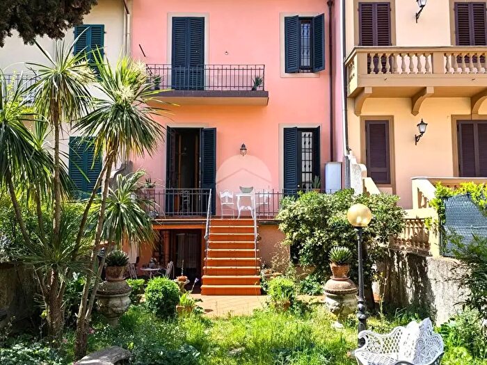 Casa con 9 locali in vendita in Villino Via Galliano, Firenze