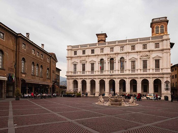 Appartamento quadrilocale in affitto in Piazza Luigi Angelini, Città Alta, Bergamo