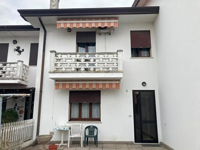 Casa con 6 locali in vendita in Bottrighe Via U Maddalena, Adria