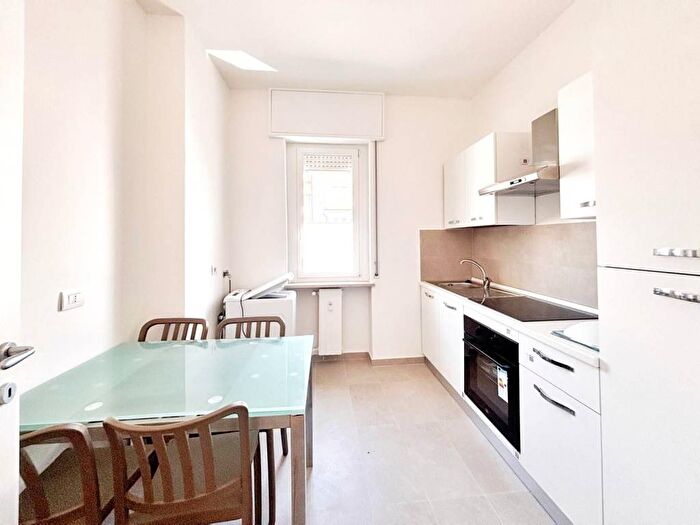 Appartamento trilocale in affitto in Via Andrea Maffei, Montenero, Milano