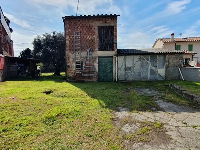 Casa con 5 locali in vendita in Lucca