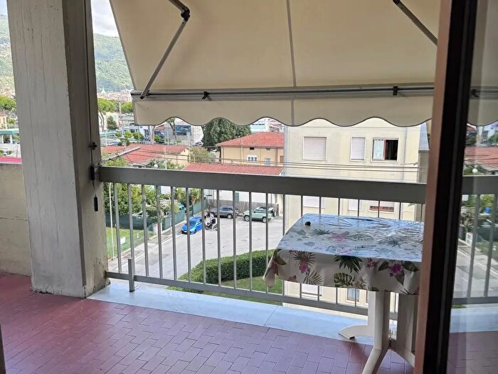 Appartamento con 5 locali in vendita in Massa