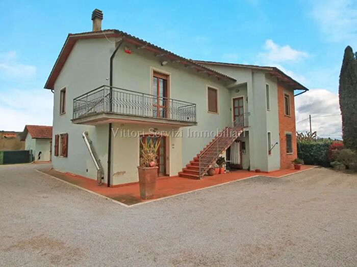 Casa con 11 locali in vendita in Via dellAntica Chiusina, Montepulciano