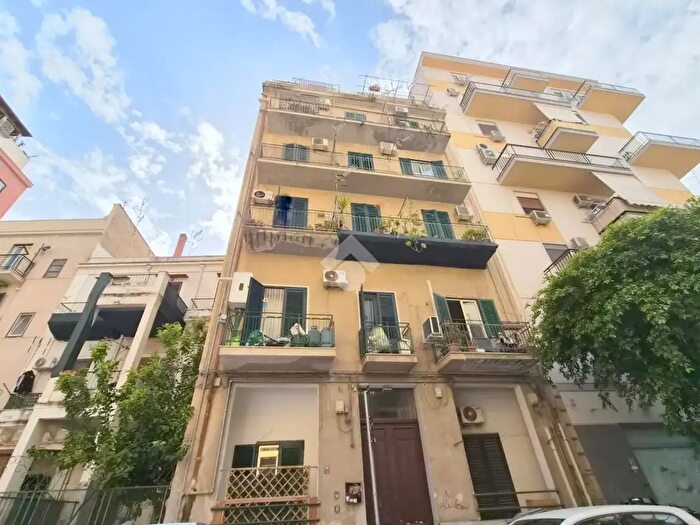 Appartamento trilocale in affitto in Via Alessio Narbone, Palermo