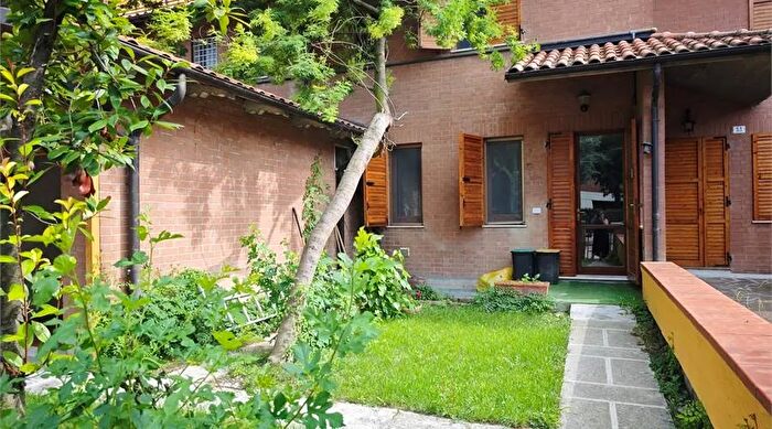 Casa con 8 locali in vendita in Modena