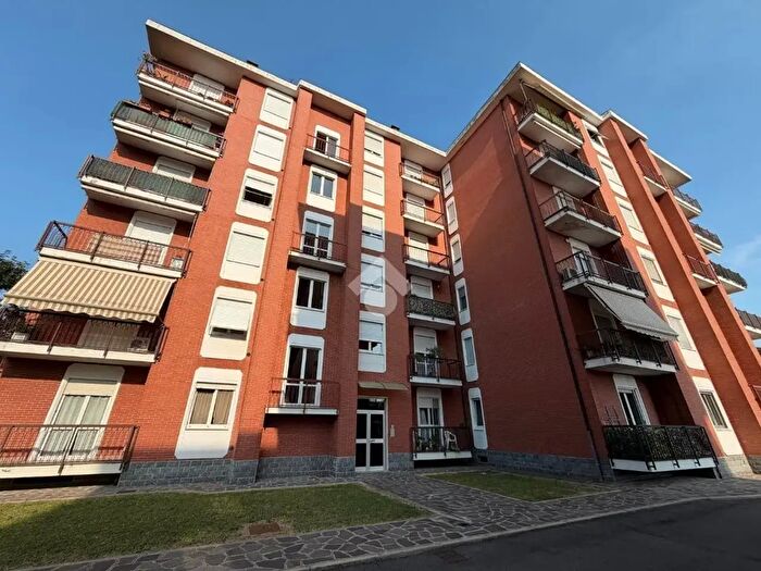 Appartamento trilocale in vendita in Via Antonio Canova, Garbagnate Milanese