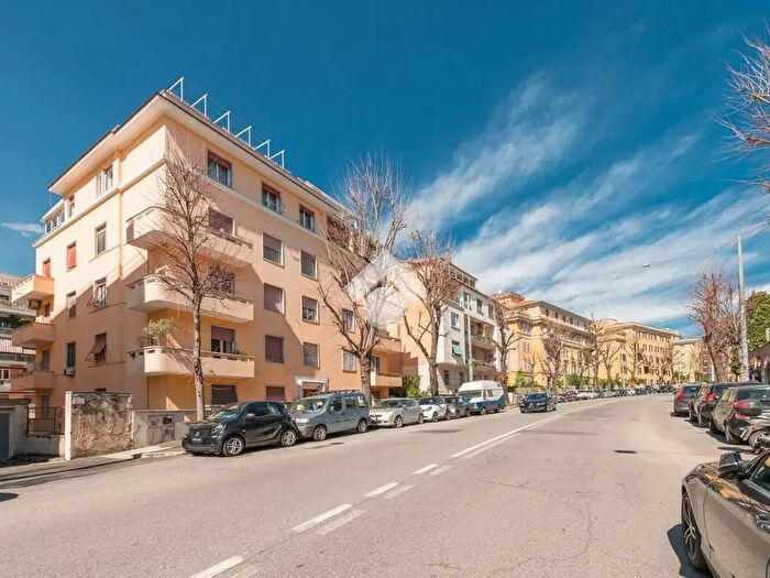 Appartamento trilocale in vendita in Viale delle Medaglie dOro, Roma
