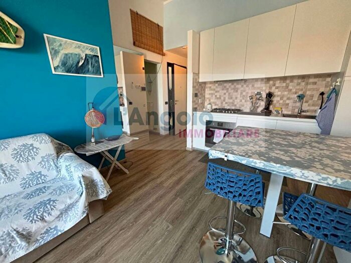 Appartamento trilocale in affitto in Viale Cristoforo Colombo, Lido di Camaiore, Camaiore