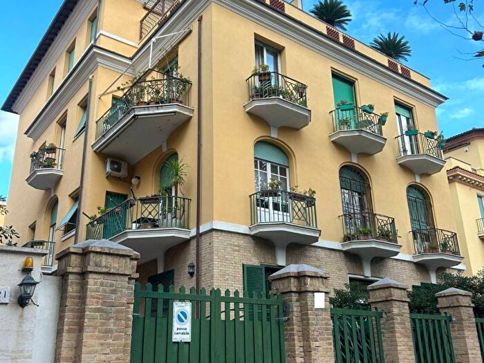 Appartamento con 5 locali in affitto in Viale della Pineta di Ostia, Ostia Levante, Roma