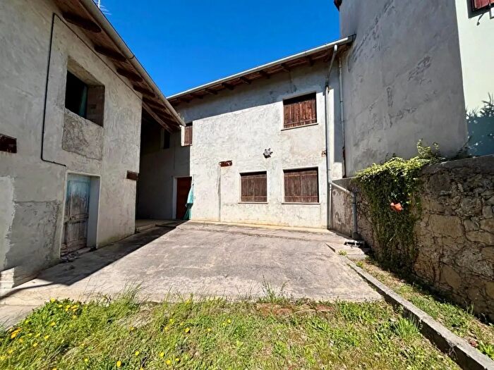 Casa con 7 locali in vendita in Travesio