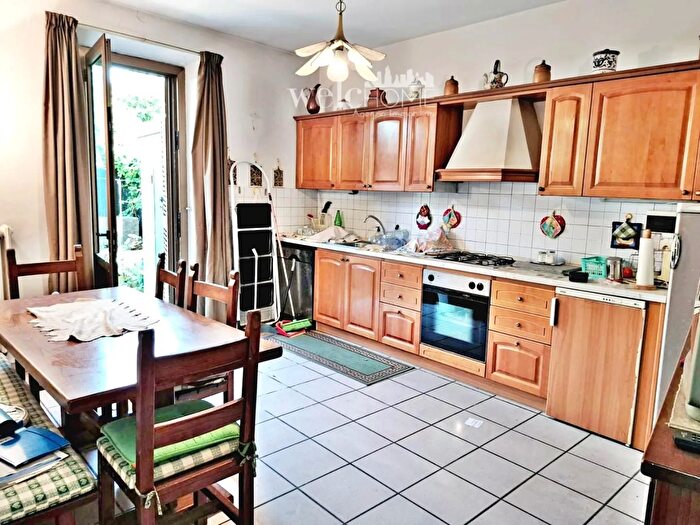 Casa con 8 locali in vendita in Campi Bisenzio