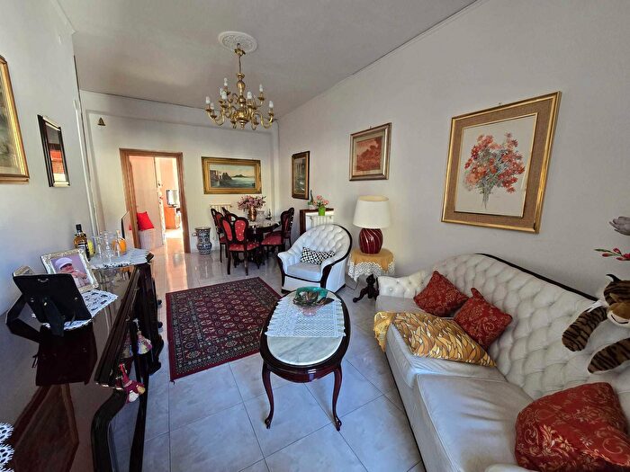 Appartamento trilocale in vendita in Via Costantino, Napoli