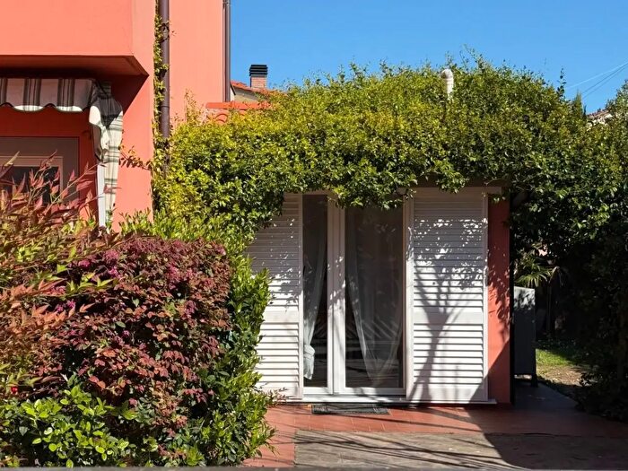 Casa con 10 locali in vendita in Lucca