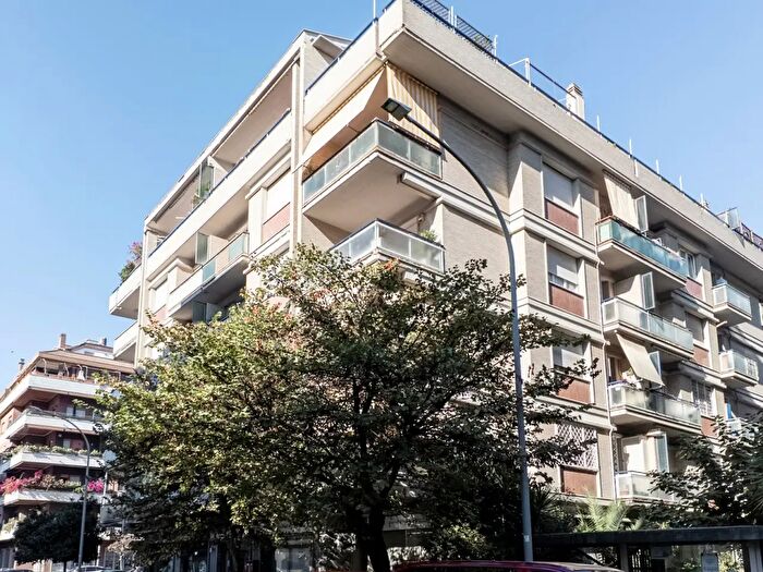 Appartamento trilocale in vendita in Via Corrado del Greco, Roma