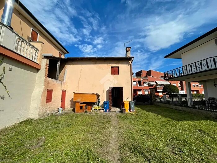Casa quadrilocale in vendita in Via Mario Fiore, Povegliano