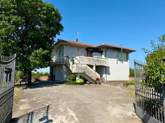 Casa con 6 locali in vendita in Strada Ombrone, Viterbo