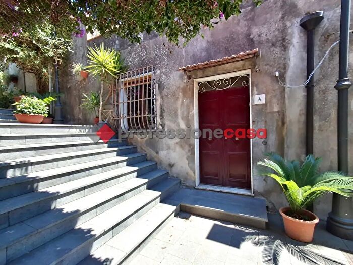 Casa trilocale in vendita in Via Rampa della Collegiata, Trecastagni