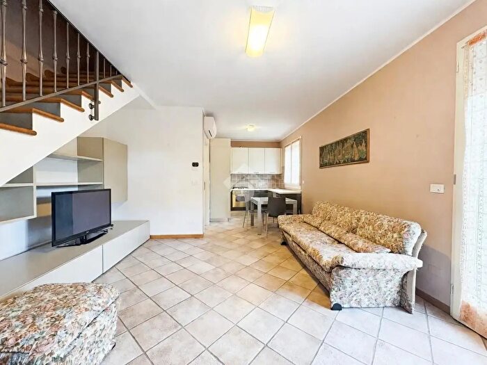 Appartamento trilocale in vendita in Via Fiume Montone Abbandonato, Ravenna