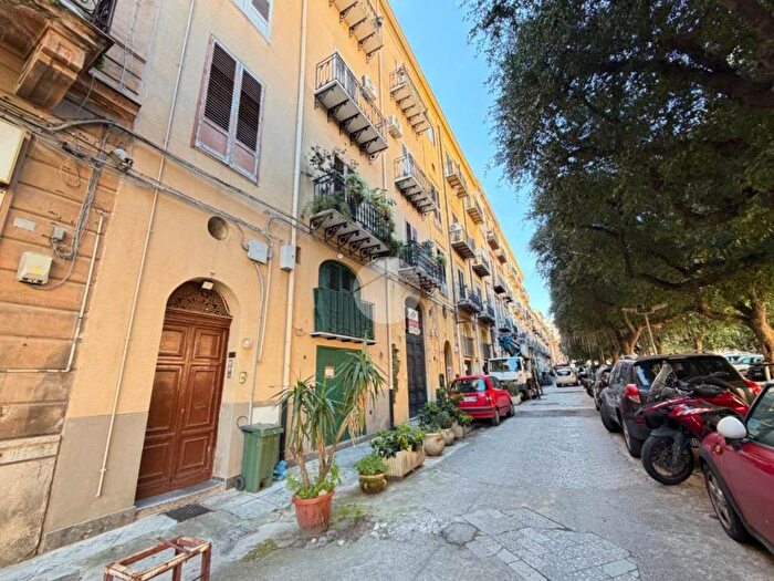 Appartamento trilocale in affitto in Via Volturno, Tribunale, Palermo