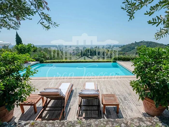 Casa con 5 locali in vendita in Camaiore