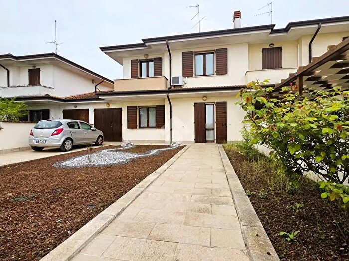 Casa quadrilocale in vendita in Via Chiesa San Silvestro, Curtatone